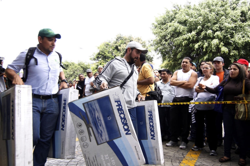 Socialist &quot;occupation&quot; in Venezuela: The army seized shops and distributes goods almost for free