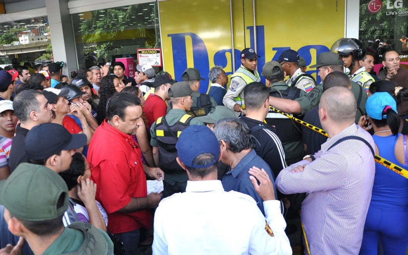 Socialist &quot;occupation&quot; in Venezuela: The army seized shops and distributes goods almost for free