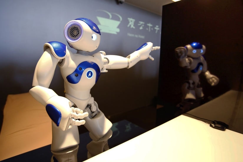 Soulless service: only robots work in a Japanese hotel