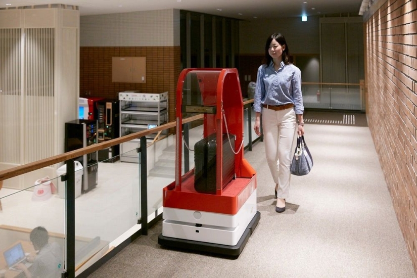 Soulless service: only robots work in a Japanese hotel