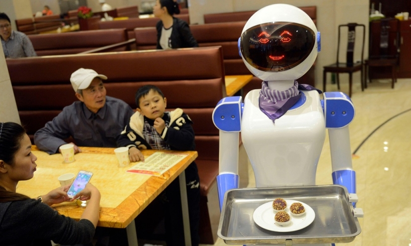 Soulless service: only robots work in a Japanese hotel