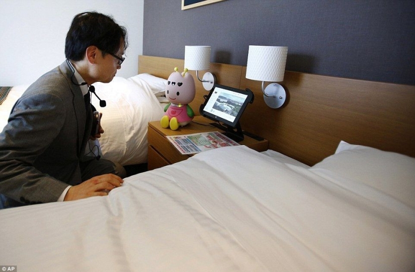 Soulless service: only robots work in a Japanese hotel