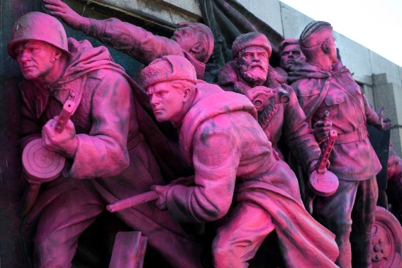 Soviet soldiers painted in Sofia