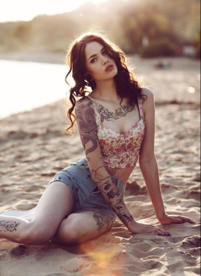 Sports beauties with tattoos on the body. That's very beautiful
