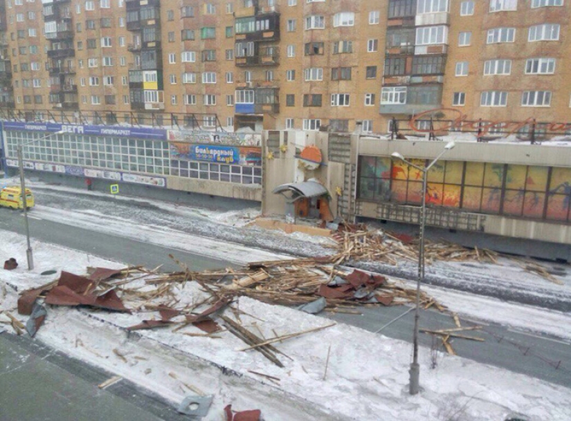 Spring in Norilsk roofs blow off houses, people are evacuated Pictolic