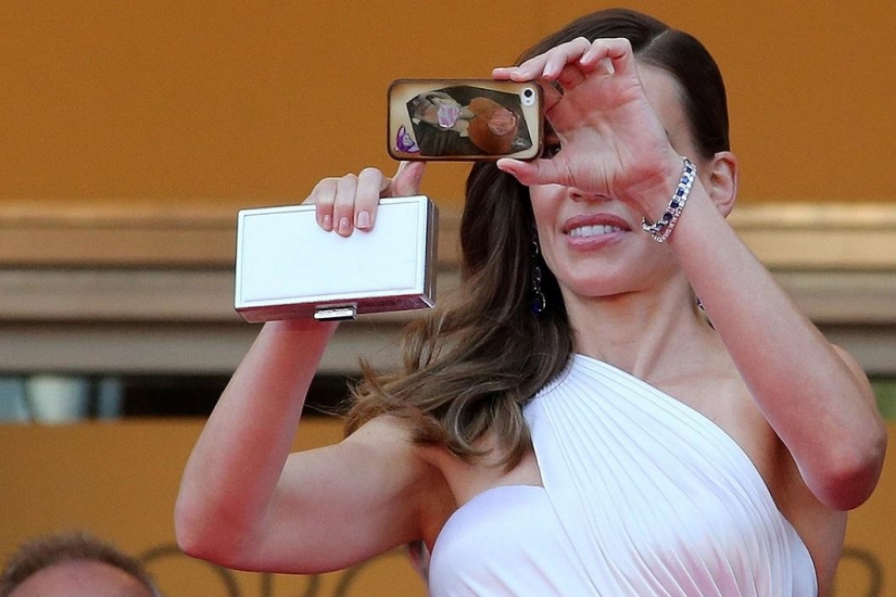 Stars take selfies in Cannes