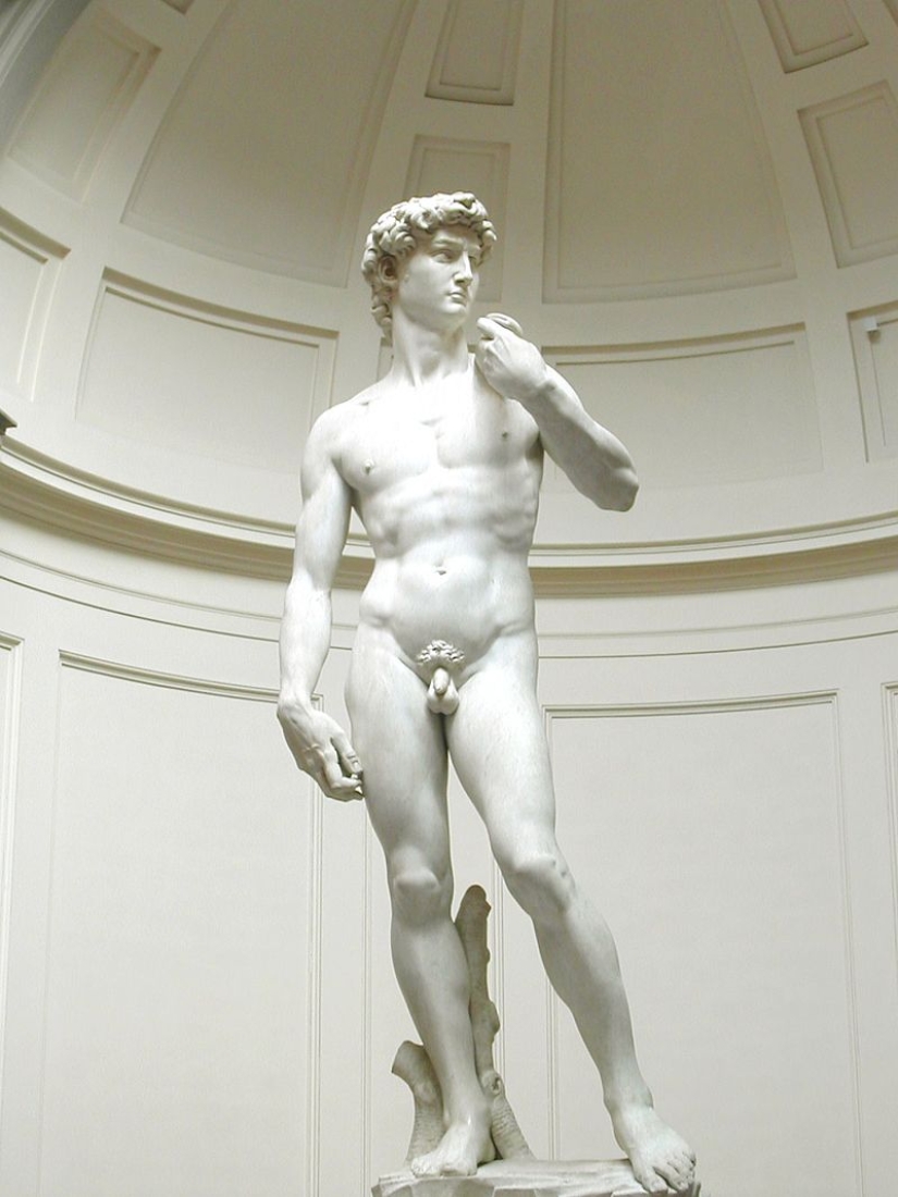 Statue of naked David in St. Petersburg will be dressed because of complaints of a local resident