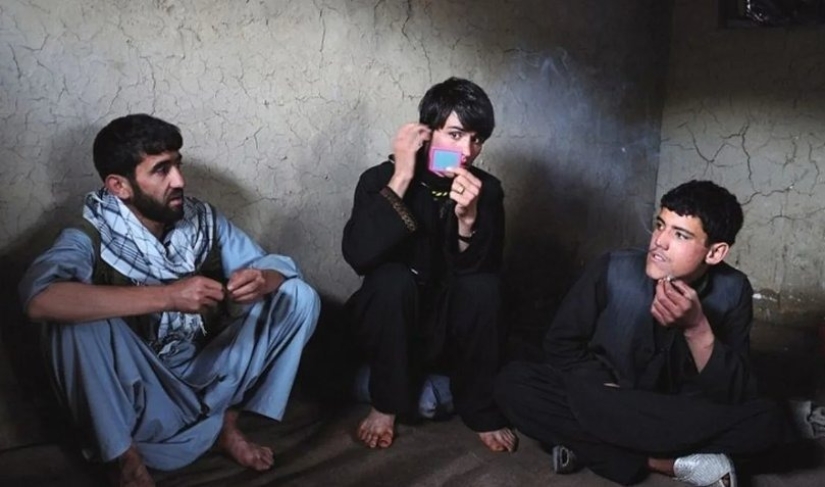 Strange entertainment of men in Afghanistan: why do they need boys 10-12 years old "Bacha-bazi"