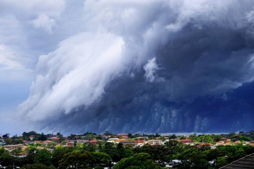 Strange tsunami cloud over Sydney