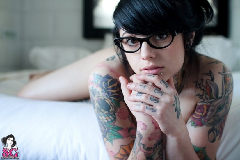 Suicide Girls Project: how to make a business naked body with tattoos and piercings