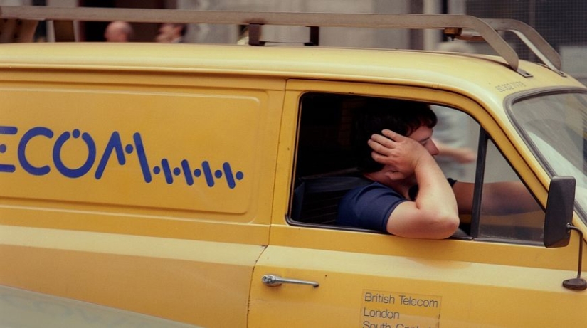 Summer traffic: photos of drivers in traffic jams on London roads of the 80s