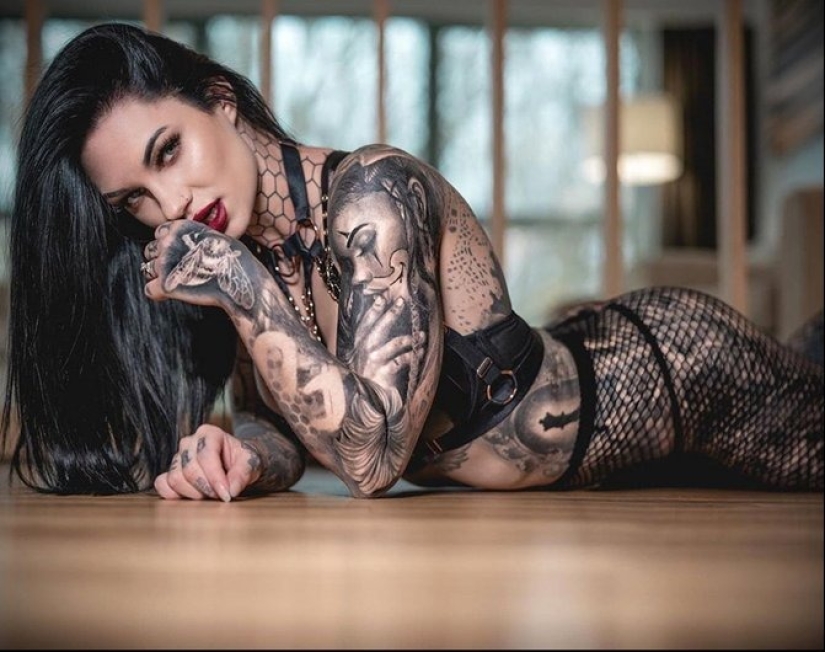 Tattoo model Mara Inkperial: her entire body is covered in tattoos