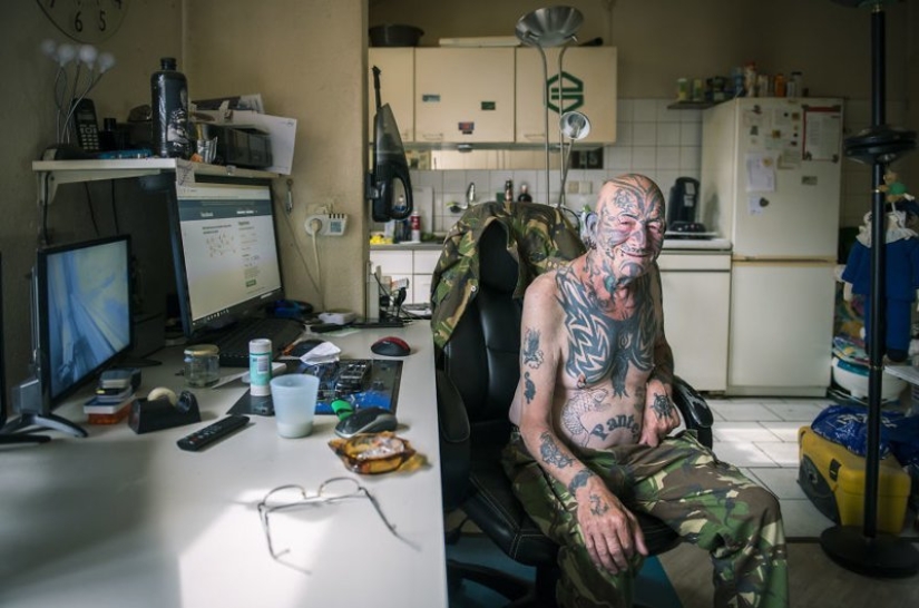Tatuado de edad hombres y mujeres en el proyecto "la Edad de tatuaje: nunca es demasiado tarde"
