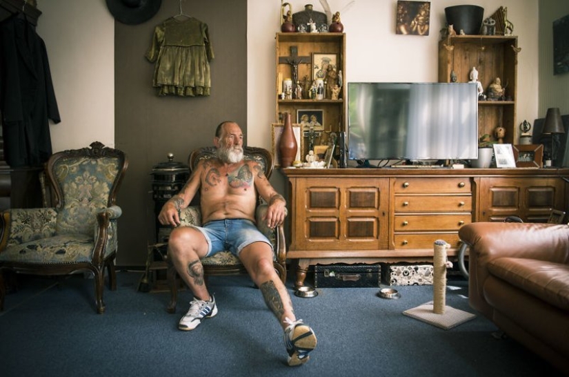 Tatuado de edad hombres y mujeres en el proyecto "la Edad de tatuaje: nunca es demasiado tarde"