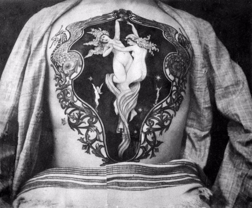 Tatuajes de lujo de la época victoriana: querubines, dragones y escudos de armas
