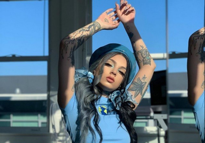 Taylor blanco tatuaje modelo con un carácter angelical