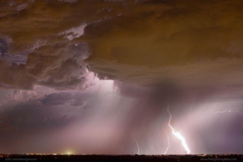 Terrifying beauty of thunderclouds