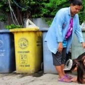 Thai beauty queen knelt in front of mother working as a janitor