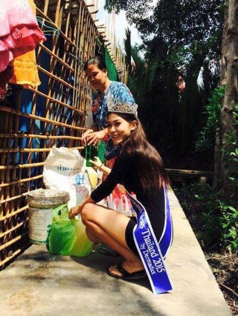 Thai beauty queen knelt in front of mother working as a janitor