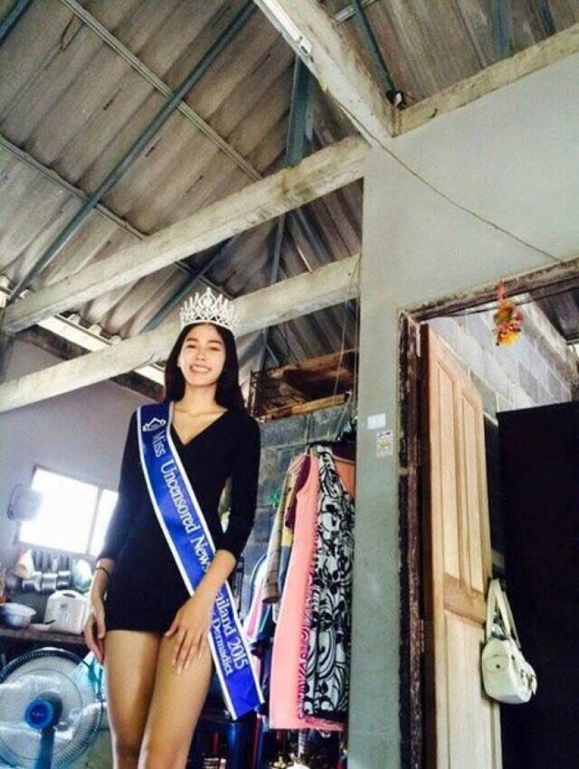 Thai beauty queen knelt in front of mother working as a janitor