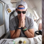 The American blogger flew from Dubai to New York first class for free, a ticket to which costs $ 21,000