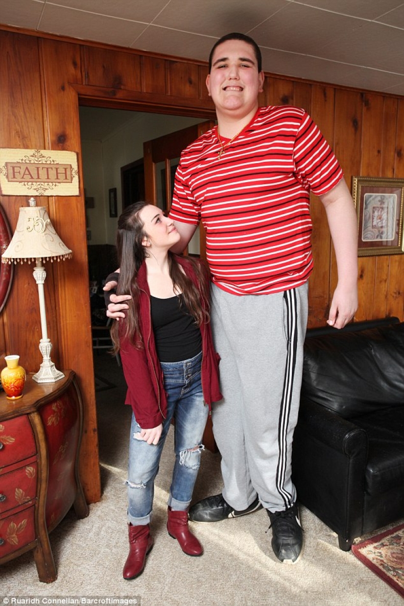 The American youth with a height of 2.33 meters continues to grow