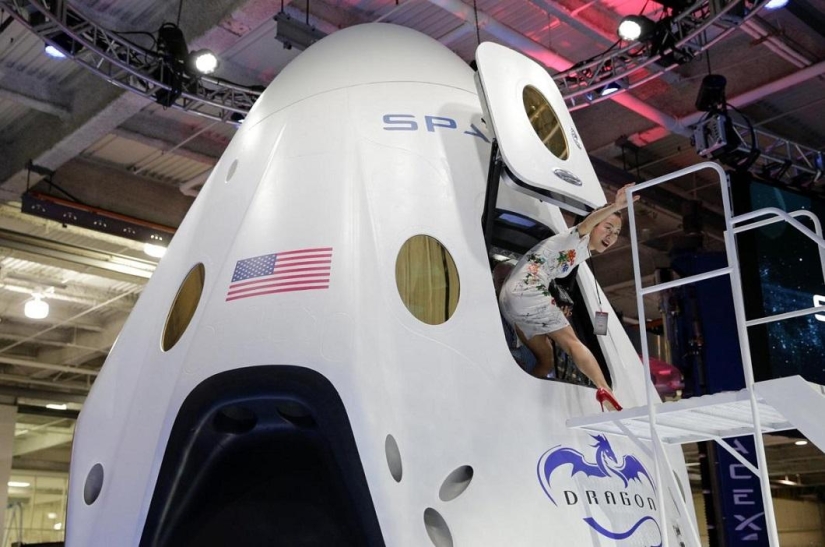 The Americans presented a manned reusable ship Dragon V2