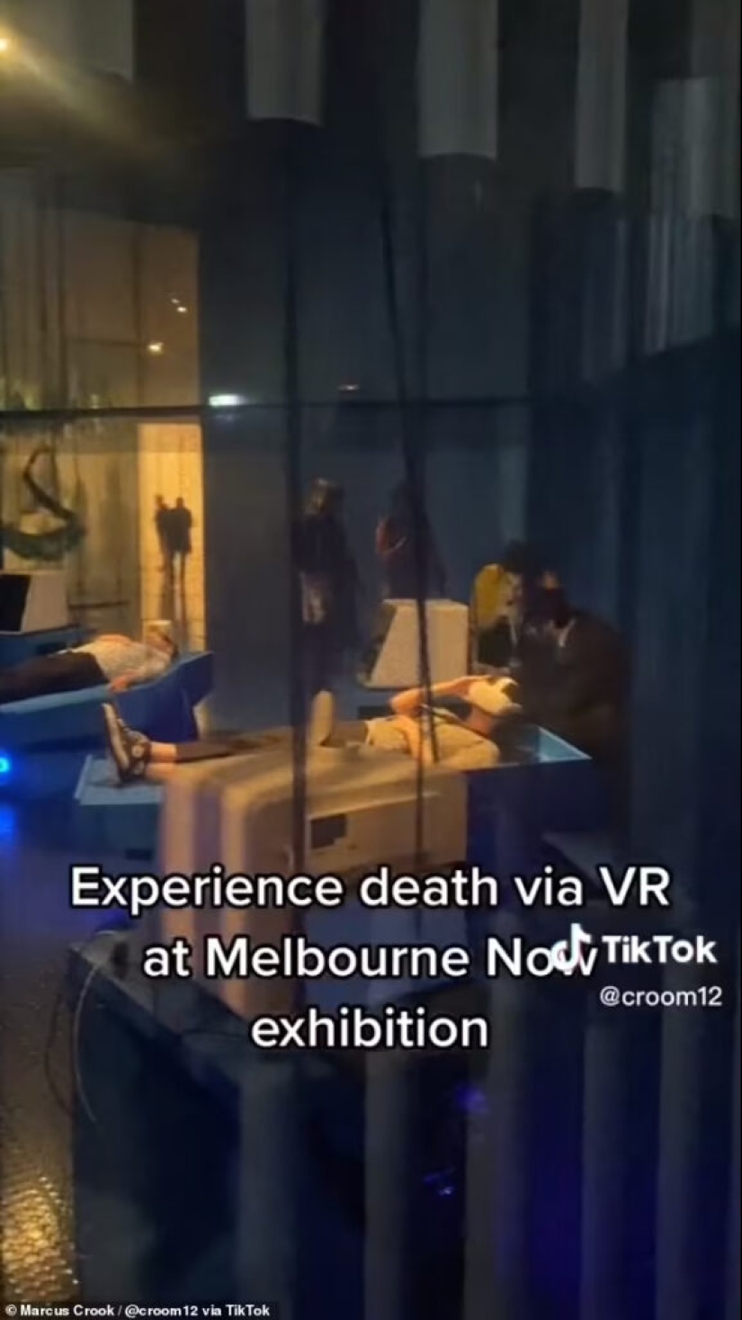 The artist created a &quot;death simulator&quot; immersing in the afterlife