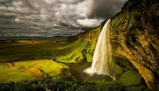The beauty of Iceland&#39;s waterfalls in photographs