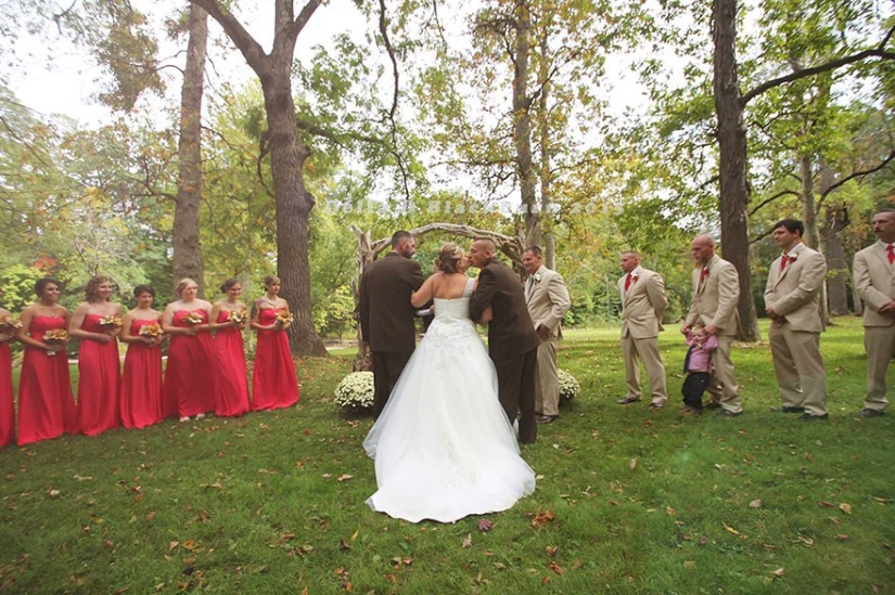 The bride&#39;s father stopped the wedding to walk his daughter down the aisle with her stepfather