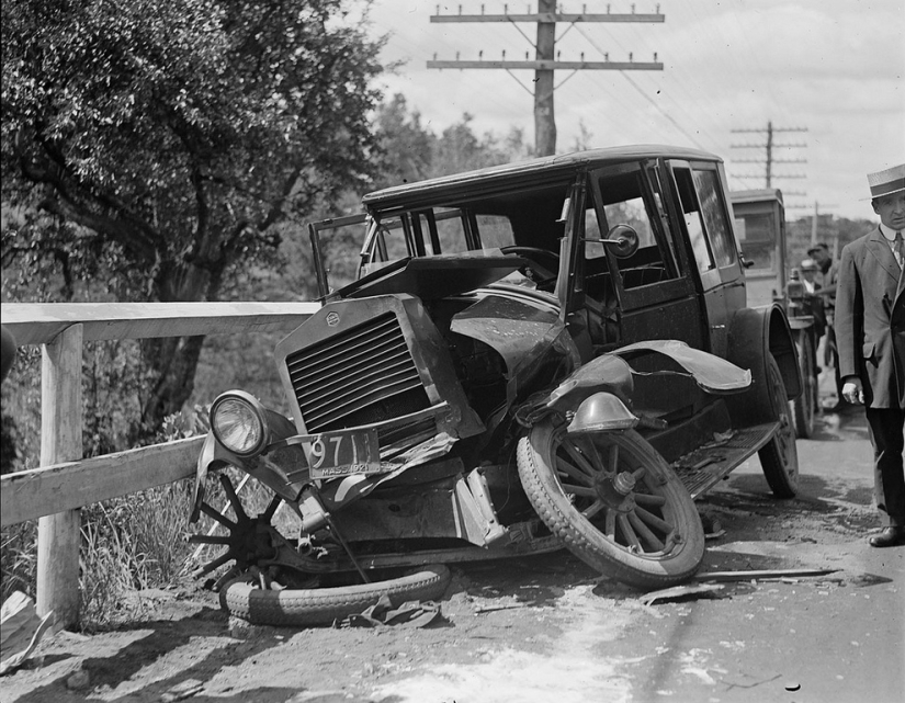 The brightest shots of car accidents of the last century