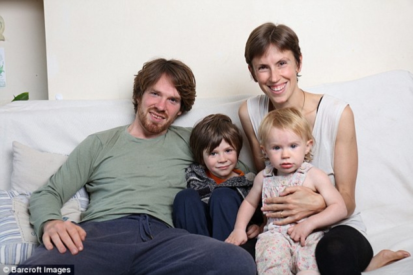 The British woman considers it normal to breastfeed her five-year-old son and refuse medications