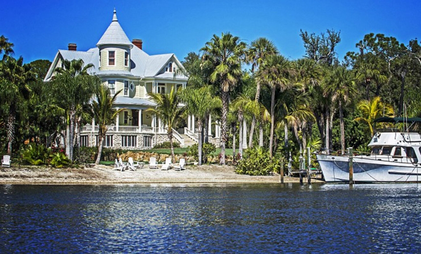 The couple bought an abandoned mansion for one dollar, and now it costs $ 2.4 million