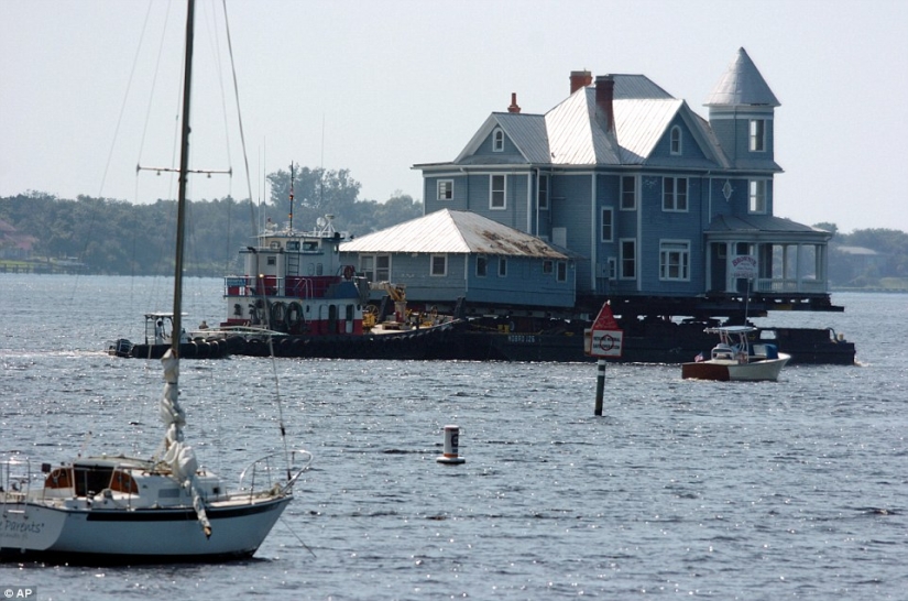 The couple bought an abandoned mansion for one dollar, and now it costs $ 2.4 million