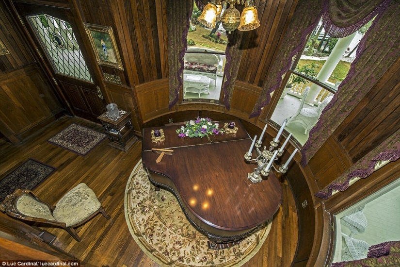 The couple bought an abandoned mansion for one dollar, and now it costs $ 2.4 million