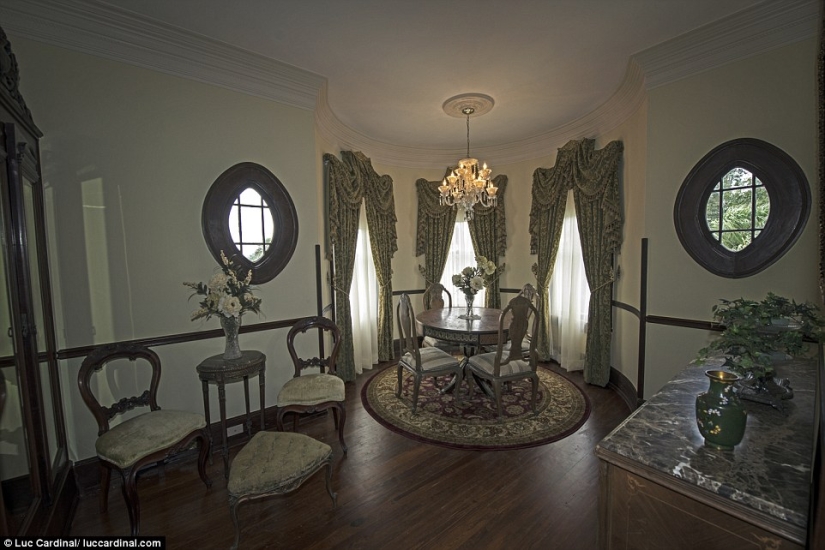 The couple bought an abandoned mansion for one dollar, and now it costs $ 2.4 million