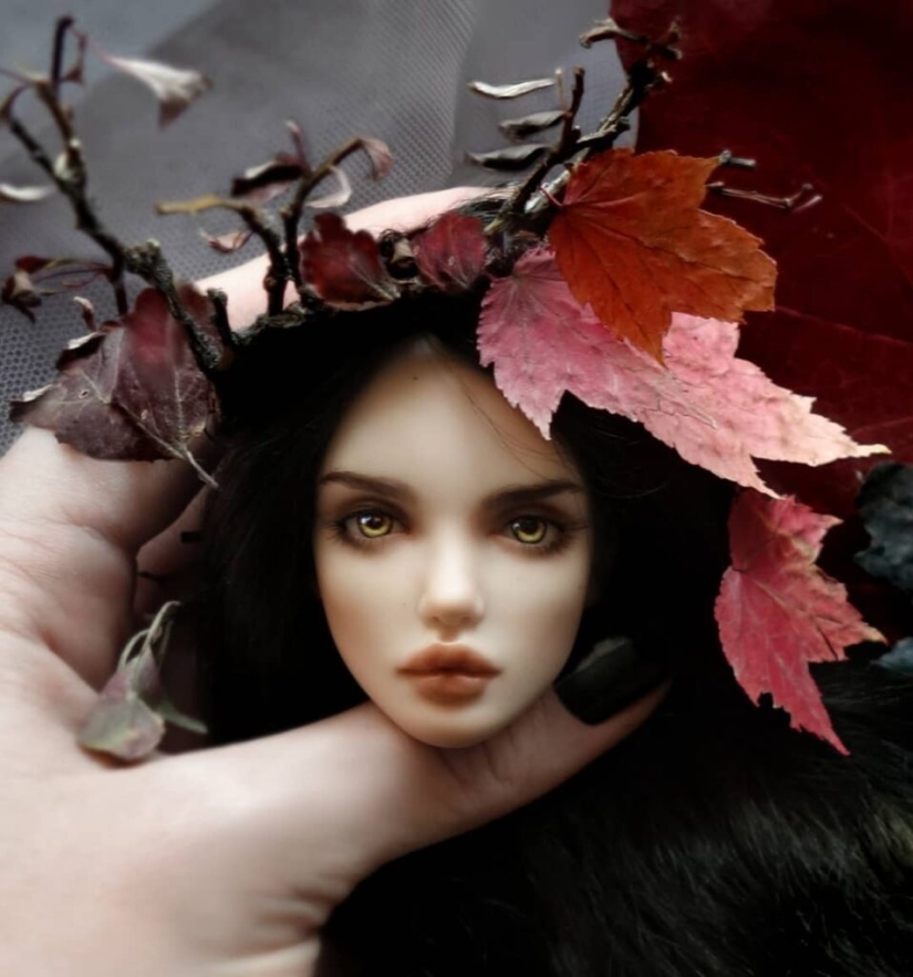 The craftswoman creates dolls with magical realism