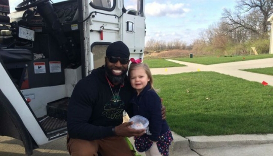 The dream of a 3-year—old girl came true - on her birthday she met a garbage man