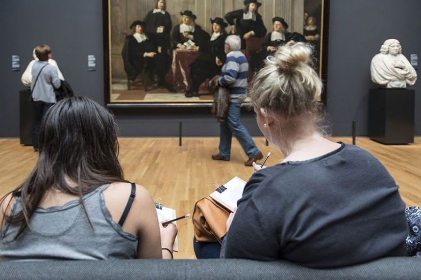 The Dutch State Museum bans cameras and tells everyone to draw what they see