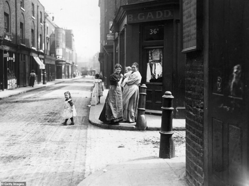 The East End of London and its people: photographs of the early XX century
