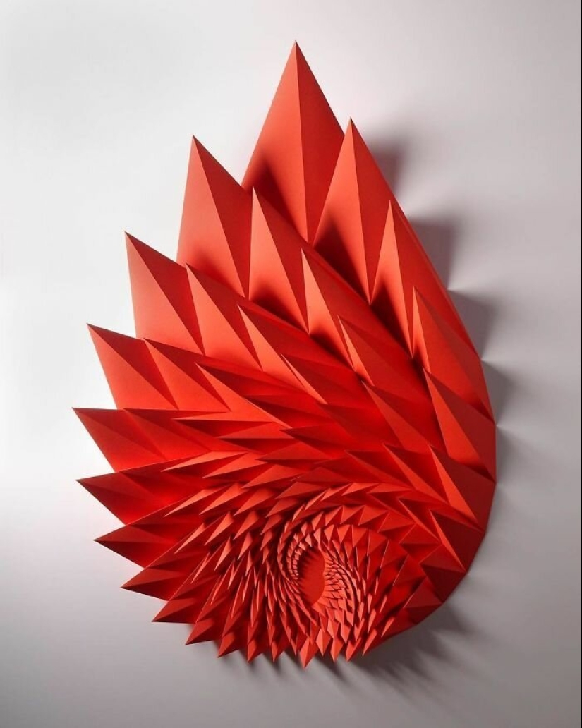 The engineer creates from paper geometric paintings and gifs, from which the eyes go crazy