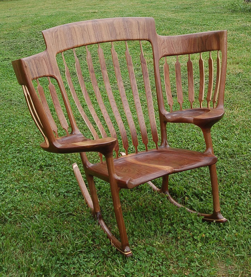 The father created a triple rocking chair to read fairy tales to his children