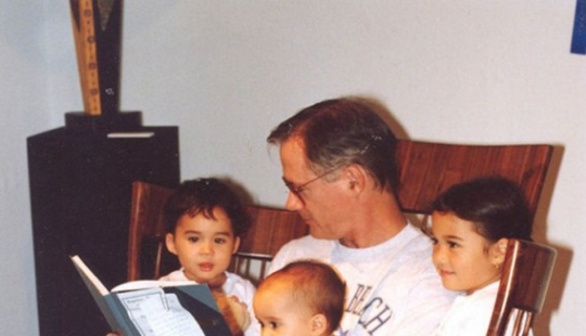 The father created a triple rocking chair to read fairy tales to his children