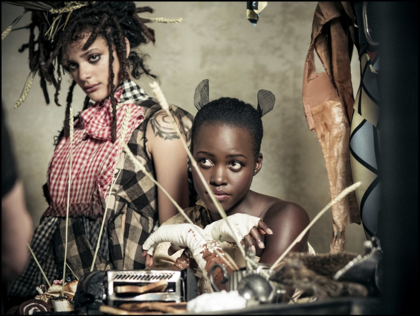 The first shots of the new Pirelli calendar 2018: a fairy tale in "black tones"