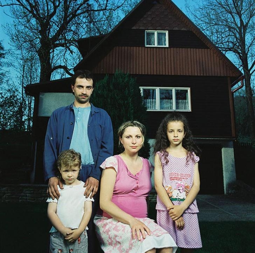 The girl is photographed with unfamiliar men under the guise of his wife