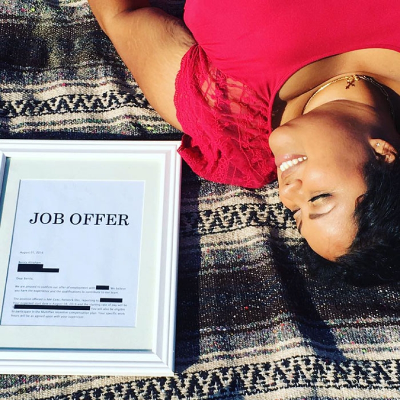 The girl made an engagement photo shoot with her offer of a new job