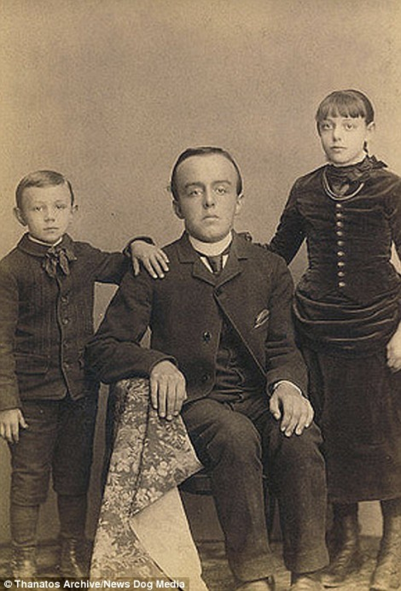 The harsh XIX century: a collection of archival photographs of people with deformities