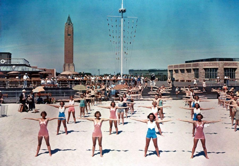 “The Image of an Earthly Paradise”: US Beach History in Color