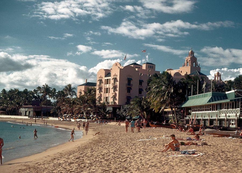 “The Image of an Earthly Paradise”: US Beach History in Color