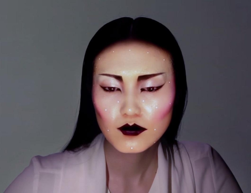 The Japanese invented &quot;electronic makeup&quot;